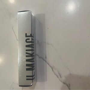 IL MAKIAGE Shiny Silver Packaging